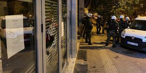 ΜΑΤ έξω από διαγνωστικό κέντρο όπου έγιναν βανδαλισμοί
