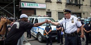 Διαδηλωτής με αστυνομικό χαιρετιούνται με την γροθιά