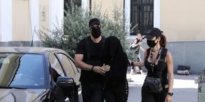 Η όμορφη αστυνομικός που συνόδευε την 35χρονη στον ανακριτή
