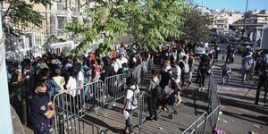 Μεγάλος συνωστισμός έξω από την Υπηρεσία Ασύλου