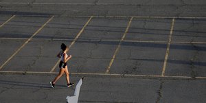 Γυναίκα αθλείται σε δημόσιο χώρο στην Κύπρο