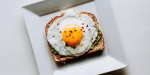 Τηγανητό αυγό σε φέτα ψωμί του τοστ