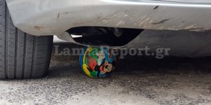 Μπάλα κάτω από τις ρόδες αυτοκινήτου