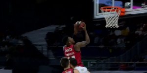 Παίκτης με μπάλα μπάσκετ