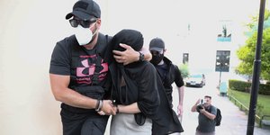 Η κατηγορούμενη για την επίθεση με βιτριόλι οδηγείται στον εισαγγελέα