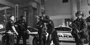 Αφροαμερικανή αστυνομικός κατσαδιάζει συνάδελφο