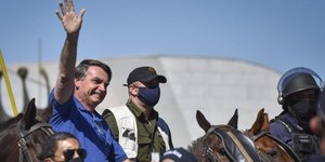 Ο Ζαΐχ Μπολσονάρου χαιρετά τους υποστηρικτές του στη Βραζιλία