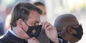 Ο Μπολσονάρου με μάσκα