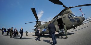 Ο Ζοζέπ Μπορέλ και ο Ν. Δένδιας επιβιβάζονται σε ελικόπτερο