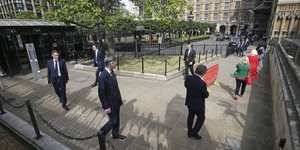 Εκπρόσωποι της βουλής των Αντιπροσώπων τηρούν αποστάσεις για τον κορωνοϊό στη Βρετανία