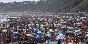 Απίστευτος συνωστισμός σε παραλία της Βρετανίας λόγω καύσωνα