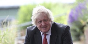 Ο πρωθυπουργός της Βρετανίας, Μπόρις Τζόνσον με κοστούμι και μπορντό γραβάτα