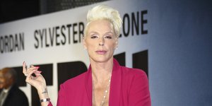 Η Μπριγκίτε Νίλσεν με φούξια σακάκι