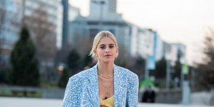 γυναίκα με κοστούμι και μαγιό στην εβδομάδα μόδας