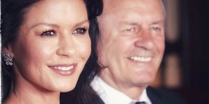 Η Κάθριν Ζέτα Τζόουνς με τον πατέρα της, Ντέιβιντ