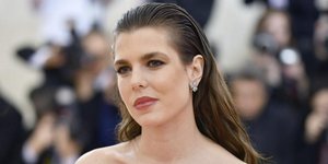 Η Σαρλότ Κασιράγκι με τα μαλλιά της πιασμένα πίσω με τζελ