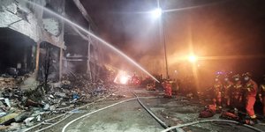 Πυροσβέστες προσπαθούν να σβήσουν πυρκαγιά που ξέσπασε σε εργοστάσιο μετά την έκρηξη βυτιοφόρου στην Κίνα