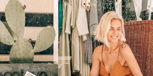 Η Χριστίνα Κοντοβά κάθετα σε καρέκλα και φοράει καφέ φόρεμα