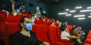 Κόσμος σε σινεμά με αποστάσεις λόγω κορωνοϊού