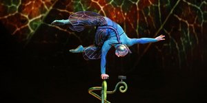 Χορευτής με μπλε στολή του Cirque de Soleil