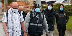 Ανδρες με μάσκα λόγω κορωνοϊού