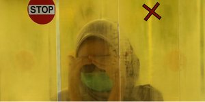 Μια γυναίκα στην Ινδονησία ψεκάζεται με αντισηπτικό