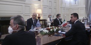 Δένδιας και Ντι Μάιο στην διάρκεια συζητήσεων