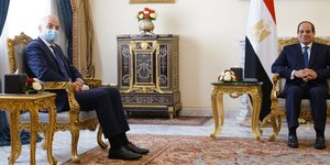 Δενδιας με μάσκα σε χρυση καρεκλα