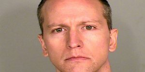 Ο αστυνομικός Ντέρεκ Τσόβιν που πατούσε τον Τζορτζ Φλόιντ στο λαιμό στις ΗΠΑ