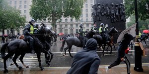 Επεισόδια μεταξύ διαδηλωτών και έφιππων αστυνομικών στο Λονδίνο