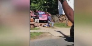 Υποστηρικτής Τραμπ πατάει στο γόνατο άνδρα