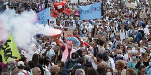 Μαζικές διαδηλώσεις εργαζομένων στην υγεία στο Παρίσι