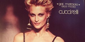 Η Δήμητρα Κωστάκη στην πασαρέλα με φόρεμα και κοντά μαλλιά