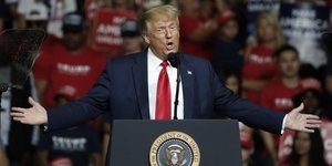 Ο Ντόναλντ Τραμπ στην προεκλογική του συγκέντρωση στην Τάλσα της Οκλαχόμα 