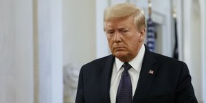 Ο πρόεδρος των ΗΠΑ, Ντόναλντ Τραμπ με κονκάρδα τη σημαία των ΗΠΑ