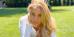 Η Δούκισσα Νομικού με λευκή μπλούζα