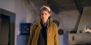 Με βαλίτσα στο χέρι η Δανάη Μιχαλάκη, υποδυόμενη τη Δρόσω στις «Άγριες Μέλισσες»