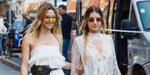 Δύο γυναίκες στο δρόμο στα λευκά 