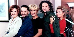 Η Υρώ Μάνε με τους υπόλοιπους πρωταγωνιστές τη σειράς «Εγκλήματα»