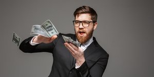 Ανδρας με χαρτονομίσματα