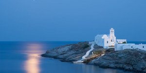 Εκκλησάκι στην άκρη της θάλασσας κάτω από το φως του φεγγαριού στη Σίφνο