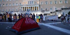 Εκπαιδευτικοί έκαναν διαμαρτυρία στο κέντρο της Αθήνας