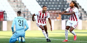 Ο Ελ Αραμπί πανηγυρίζει το γκολ του
