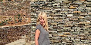 Η Ελένη Μενεγάκη με τζιν σορτσάκι