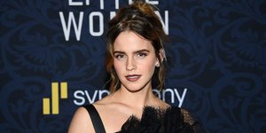 Η Εμα Γουάτσον με μαύρο φόρεμα σε εκδήλωση