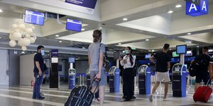 Τουρίστες καταφθάνουν στο αεροδρόμιο «Ελευθέριος Βενιζέλος»