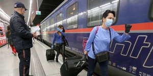 Επιβάτες με τις βαλίτσες τους σε σταθμό τρένου στην Αυστρία