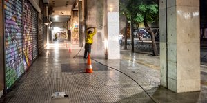 εργατης πλένει κολόνα