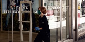 Γυναίκα με μάσκα σε κατάστημα στην Ερμού