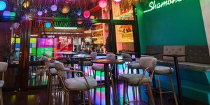 Τραπέζια και καρέκλες στο εσωτερικό της Shamonette 